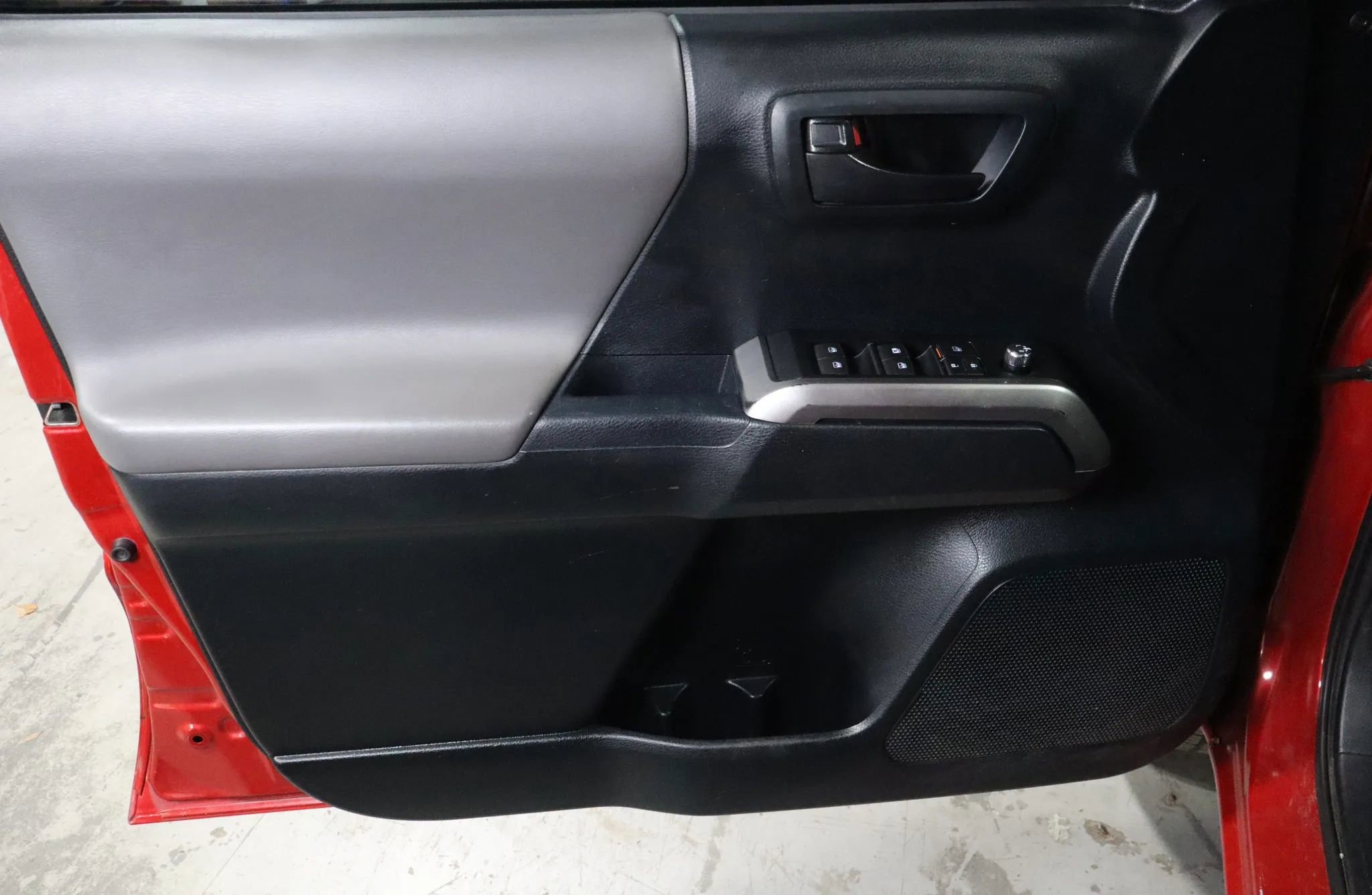 Used 2017 Toyota Tacoma SR5 w/ Tow Package image 10