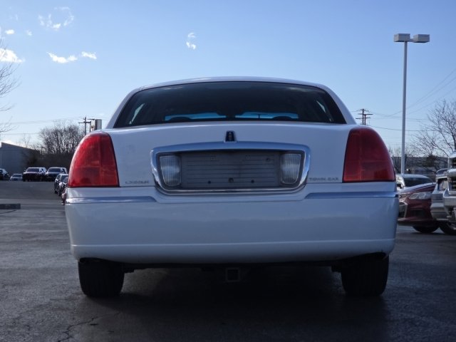 Used 2010 Lincoln Town Car Signature Limited image 9