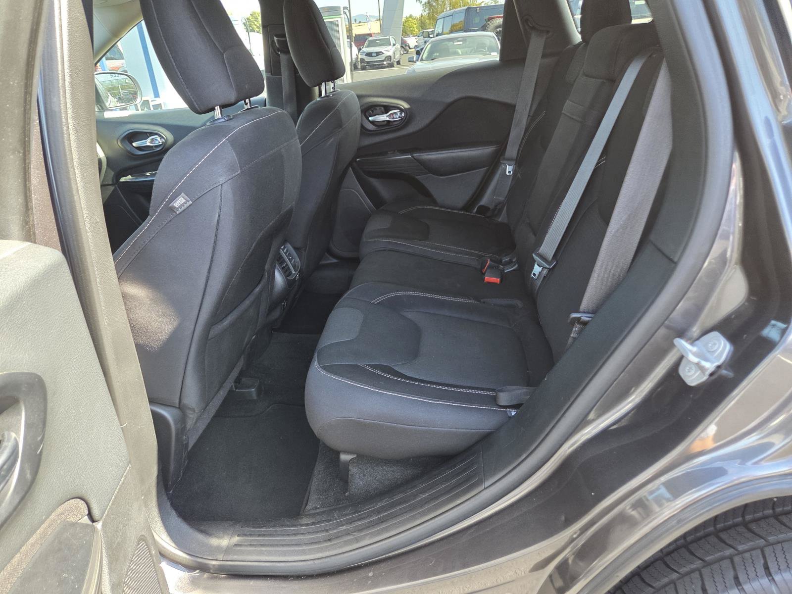 Used 2015 Jeep Cherokee Latitude w/ Comfort/Convenience Group AWD/4WD image 13