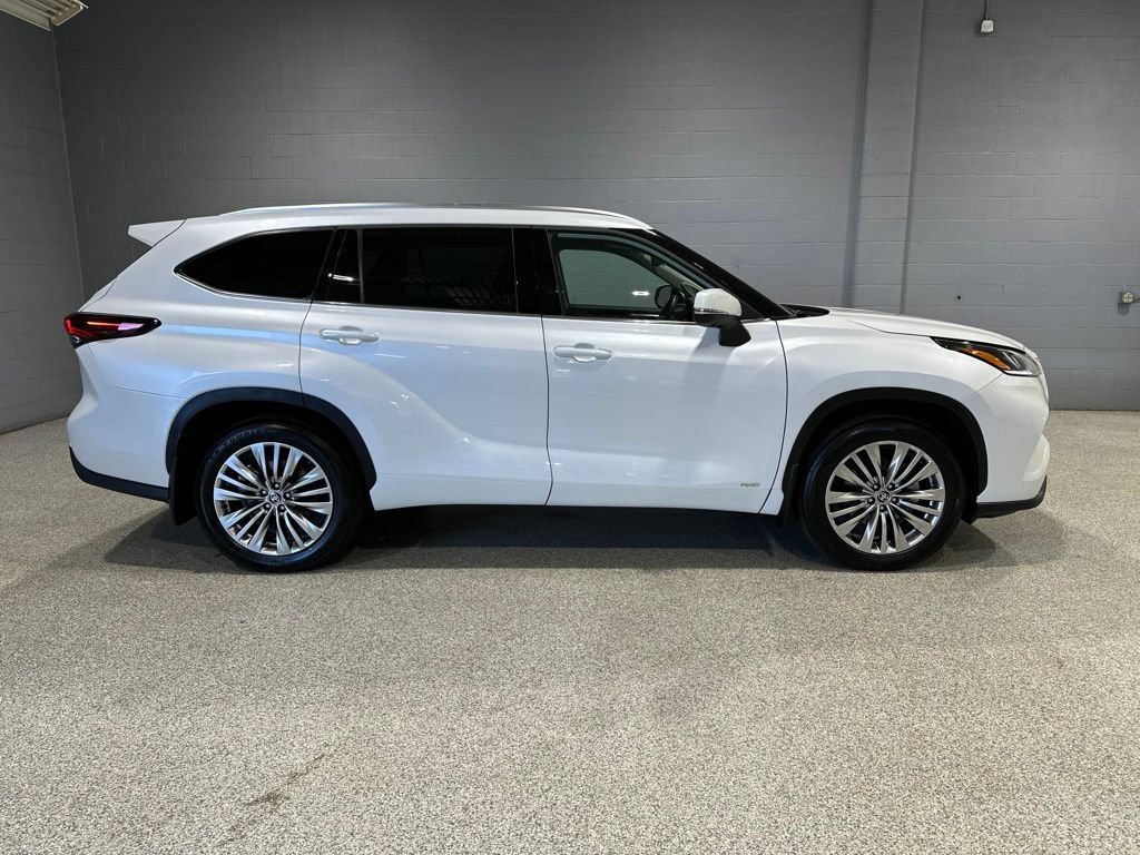 Certified 2026 Toyota Highlander Platinum AWD/4WD image 2