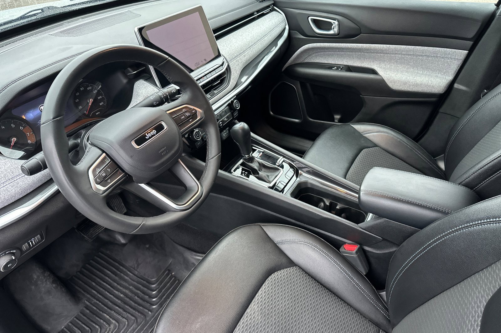 Used 2024 Jeep Compass Latitude image 9