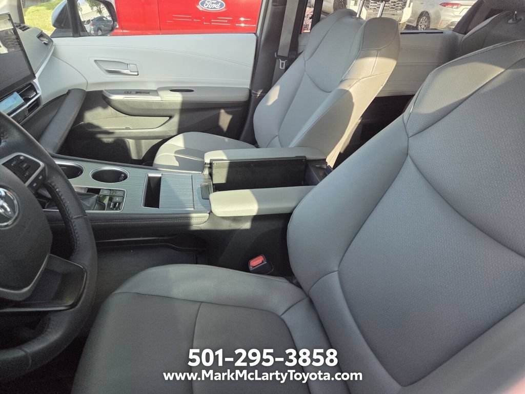 Used 2025 Toyota Sienna XLE FWD image 7