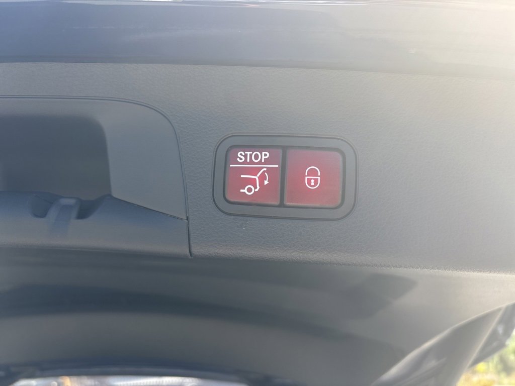 Used 2025 Mercedes-Benz GLS 450 4MATIC image 11