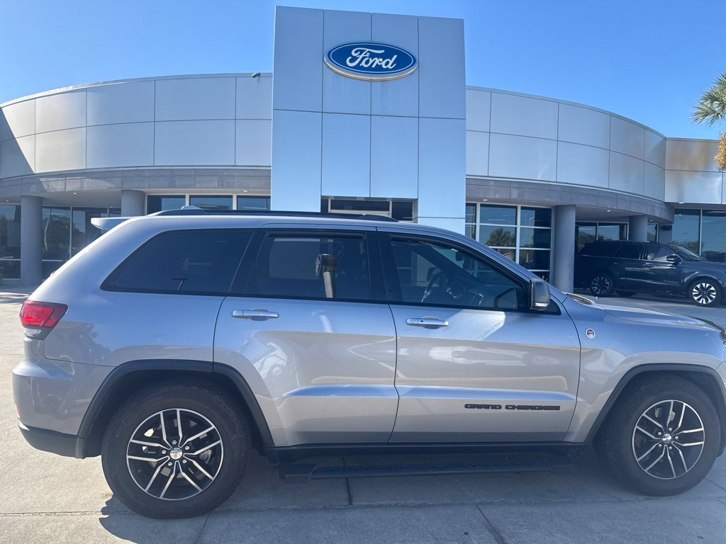 Used 2018 Jeep Grand Cherokee Trailhawk w/ Trailhawk Luxury Group AWD/4WD image 2
