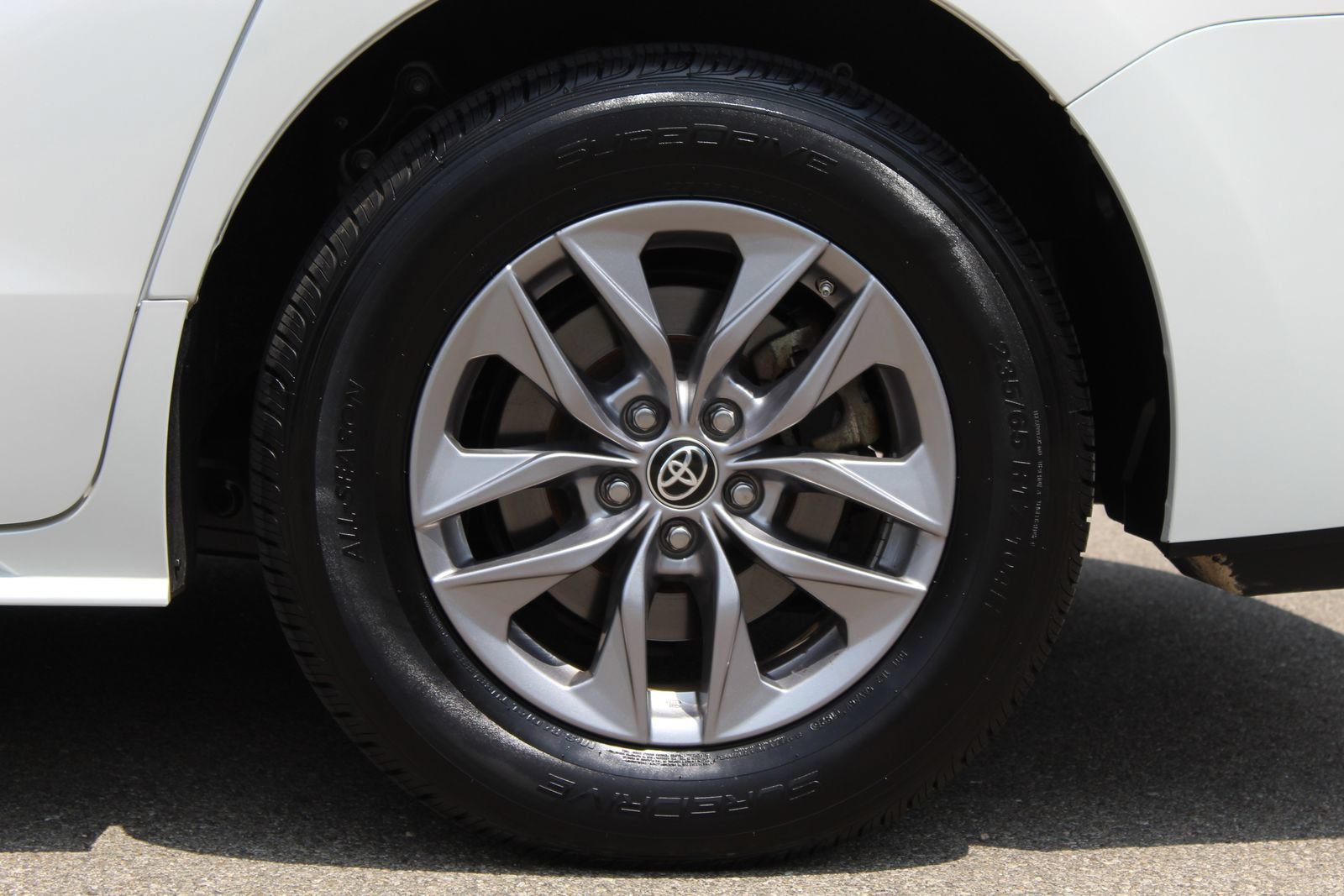Used 2024 Toyota Sienna XLE FWD image 29