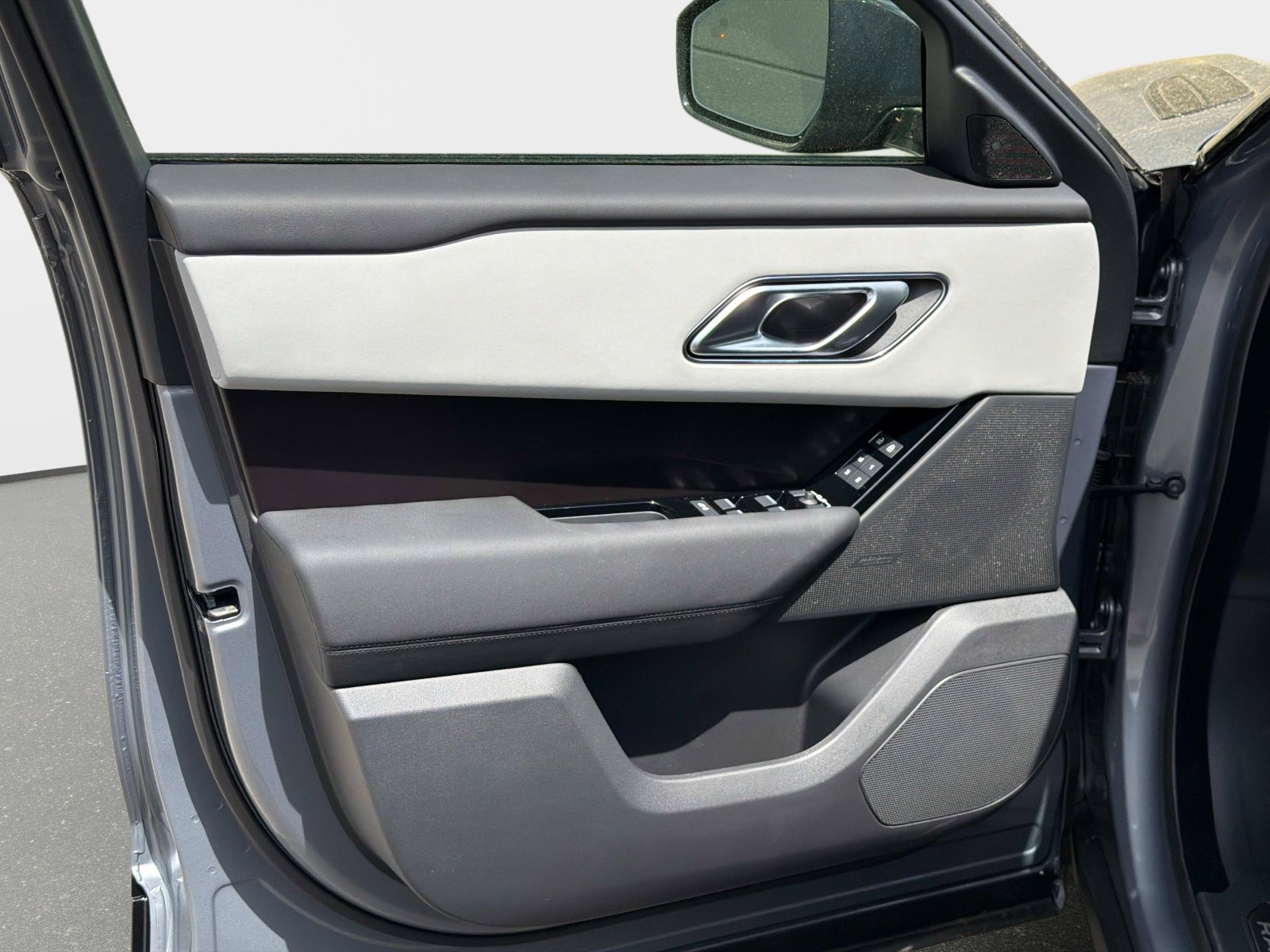 New 2026 Land Rover Range Rover Velar Dynamic SE image 16