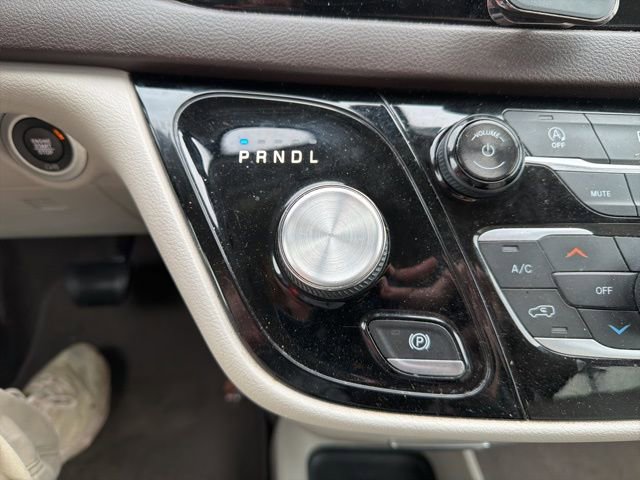 Used 2018 Chrysler Pacifica Touring-L image 27