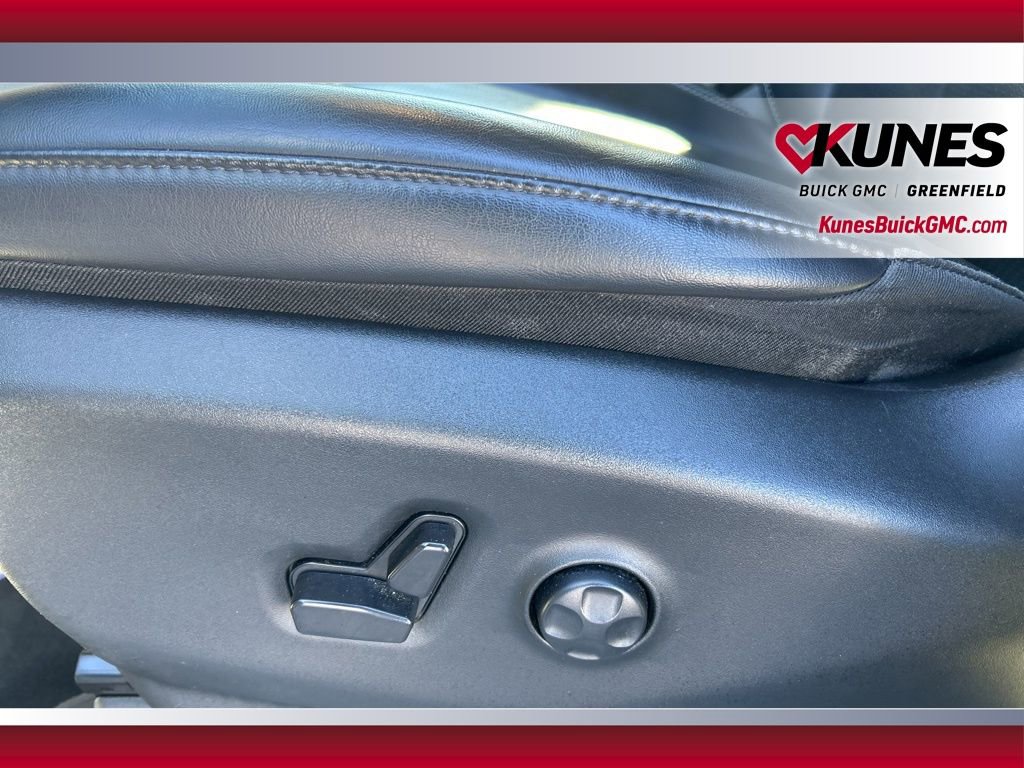 Used 2023 Chrysler Pacifica Touring-L image 19