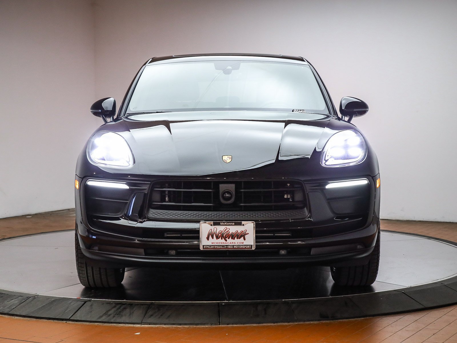 Certified 2025 Porsche Macan AWD/4WD image 28