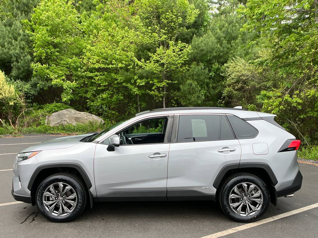 Used 2022 Toyota RAV4 XLE Premium AWD/4WD image 2