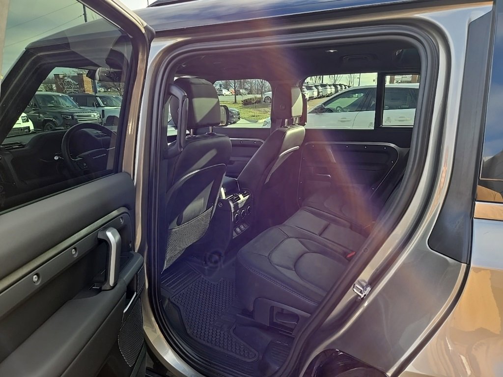 Used 2024 Land Rover Defender 110 X-Dynamic SE image 17