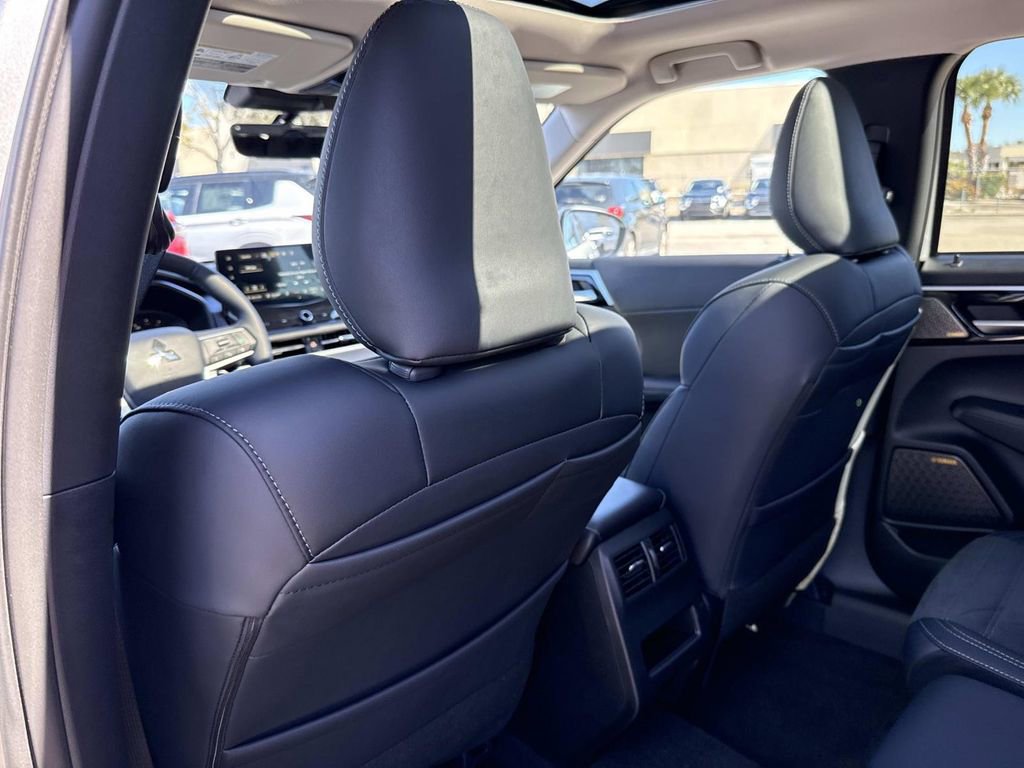 New 2026 Mitsubishi Outlander SE image 12