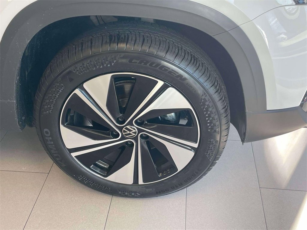 New 2025 Volkswagen Taos SE image 9