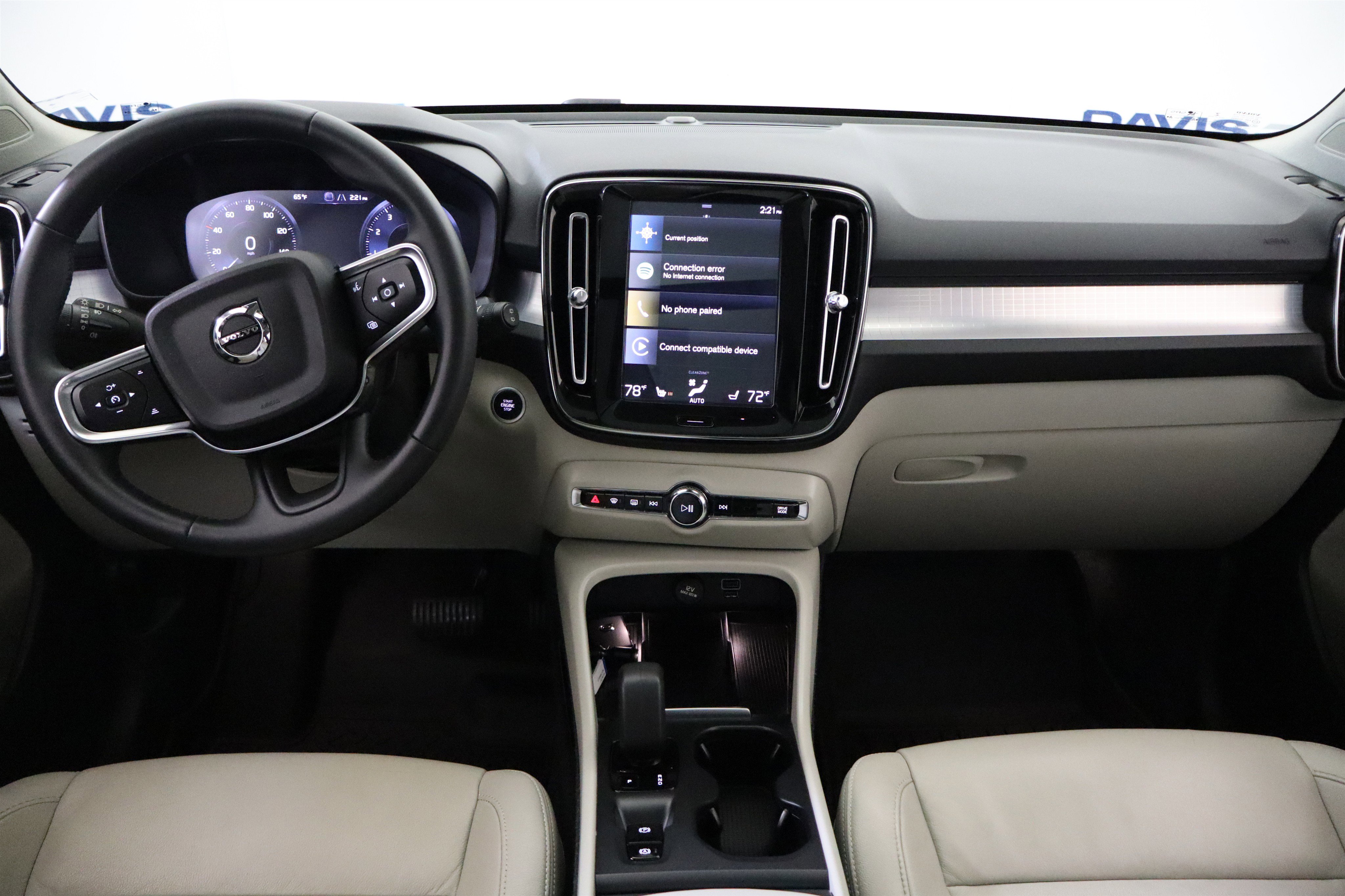 Used 2022 Volvo XC40 T4 Momentum image 16