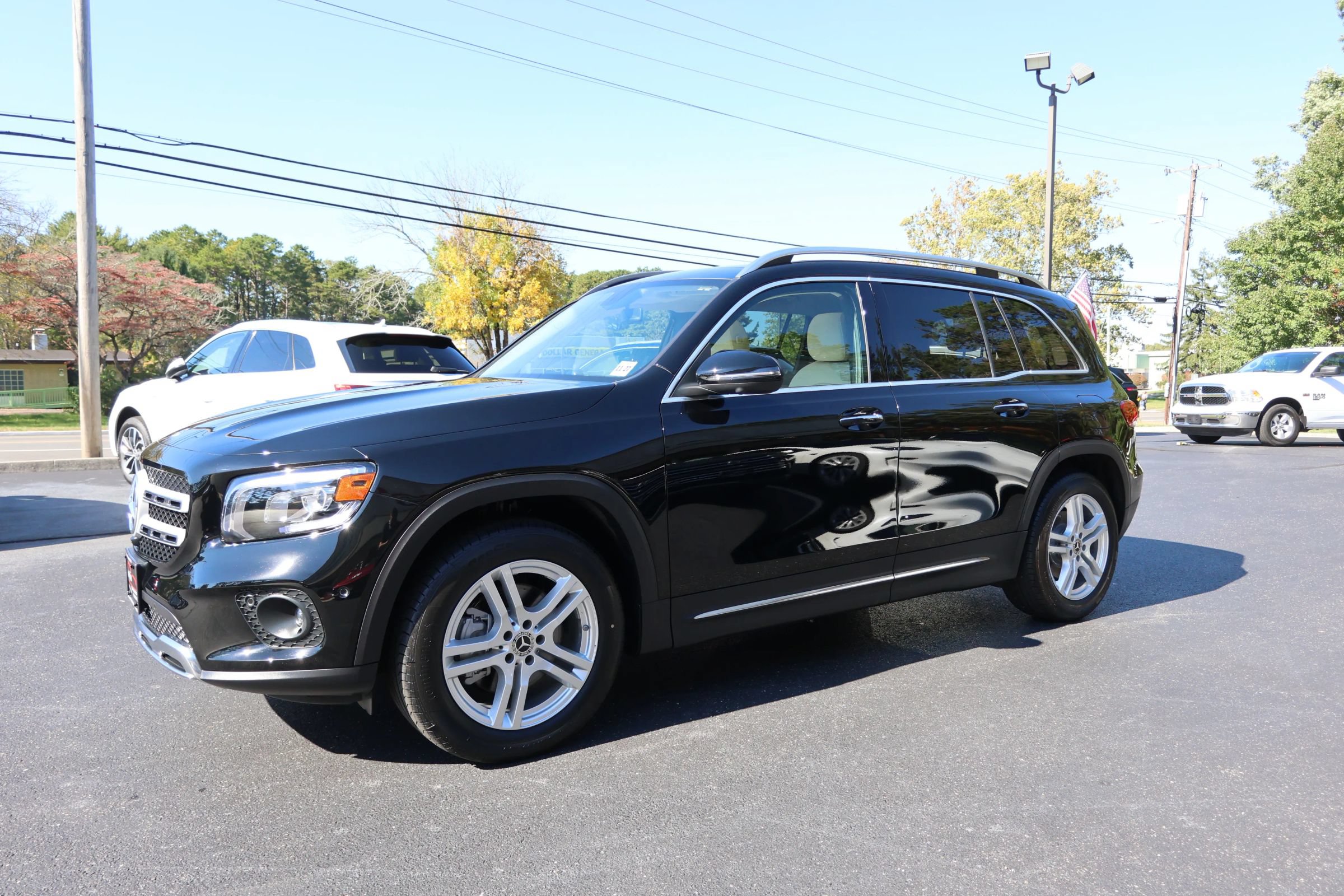 Used 2023 Mercedes-Benz GLB 250 4MATIC w/ Premium Package image 2