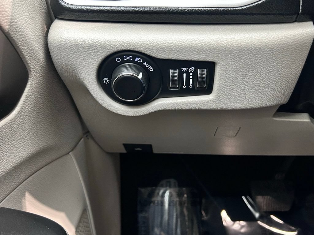 Certified 2021 Chrysler Voyager Lxi FWD image 20
