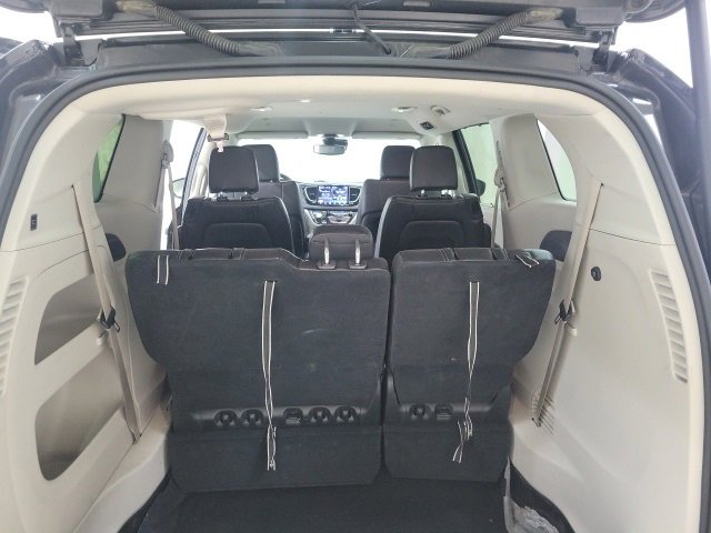 Used 2023 Chrysler Pacifica Touring-L image 18