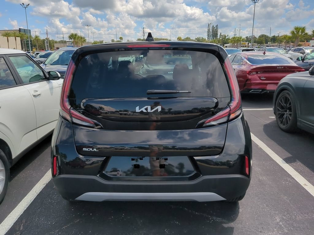 Certified 2025 Kia Soul LX w/ LX Technology Package FWD image 8