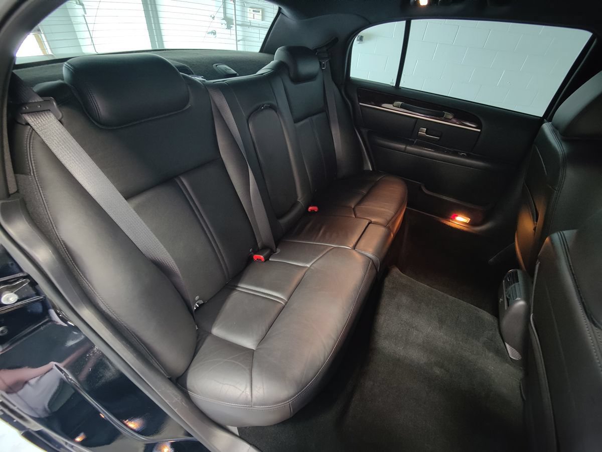 Used 2011 Lincoln Town Car Executive L RWD image 18
