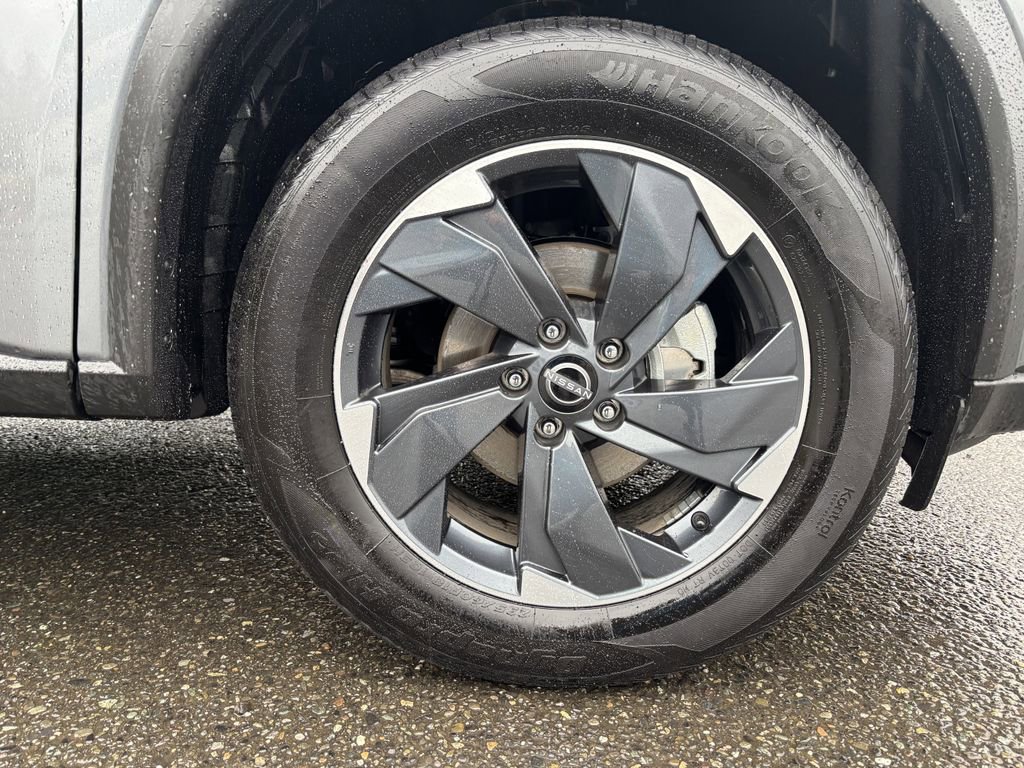 Used 2025 Nissan Rogue SV image 9