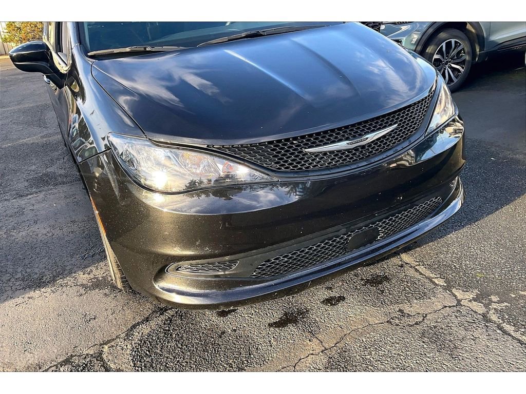 Used 2023 Chrysler Voyager LX image 5