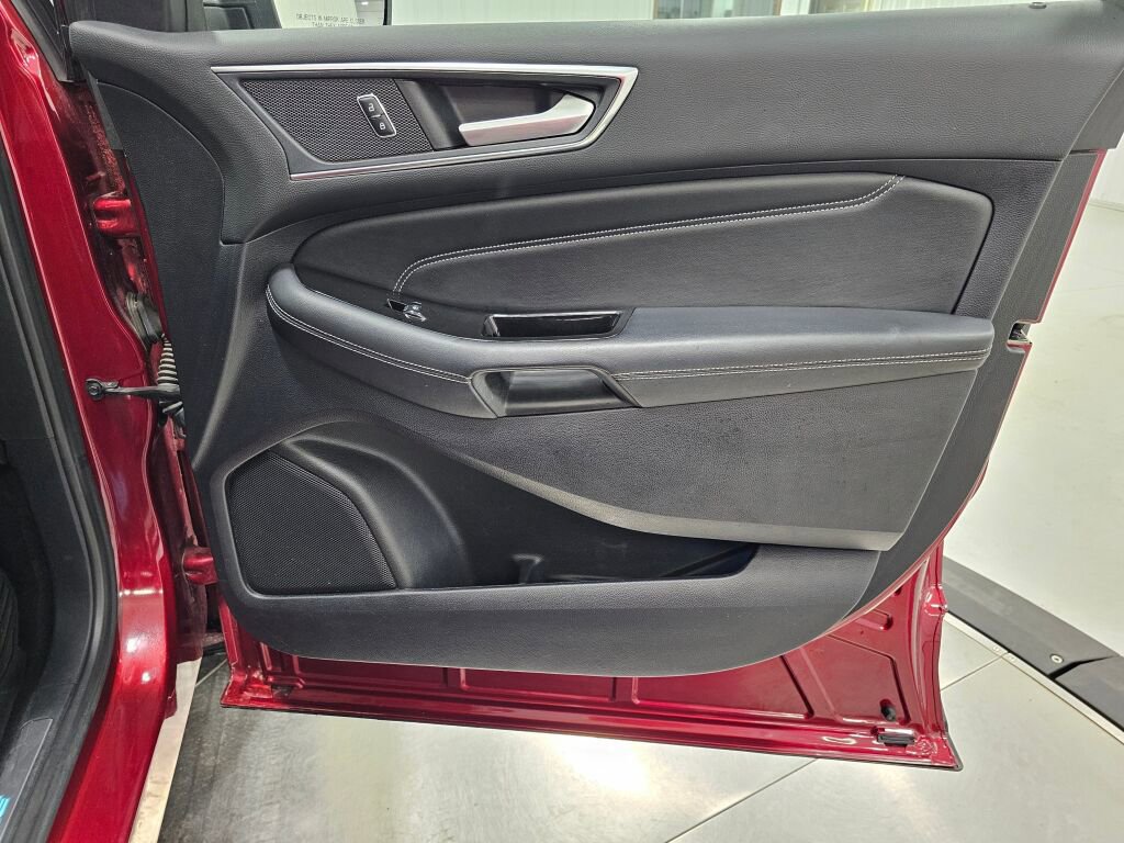 Used 2017 Ford Edge Titanium w/ Equipment Group 302A AWD/4WD image 35