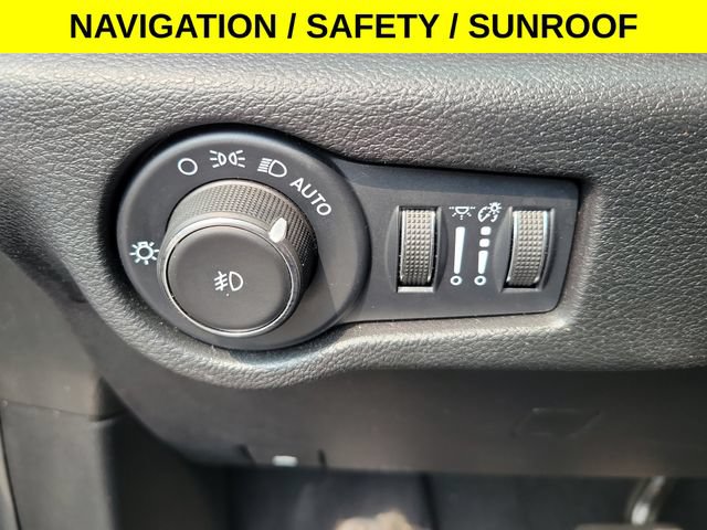 Used 2025 Chrysler Pacifica Limited FWD image 12