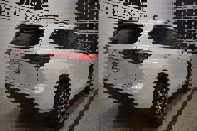 Used 2022 Toyota Highlander XLE image 4