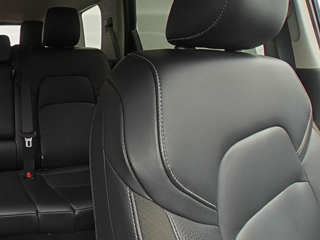 Used 2025 Nissan Pathfinder SL image 25