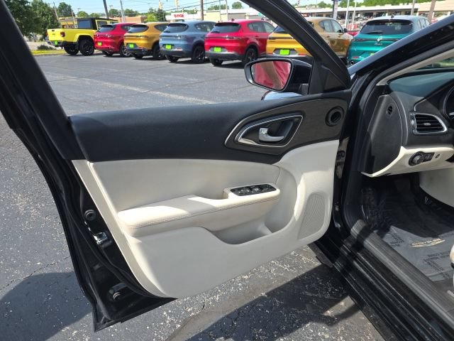 Used 2016 Chrysler 200 Limited FWD image 10