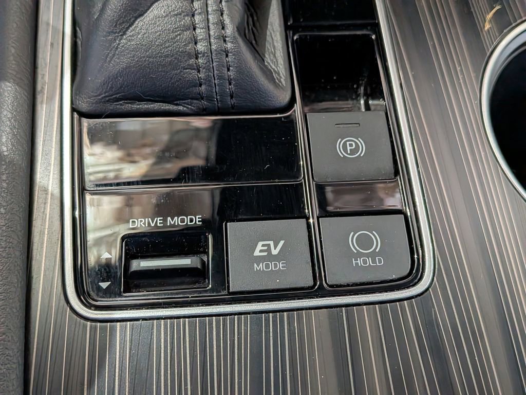 Used 2021 Toyota Sienna Limited image 18