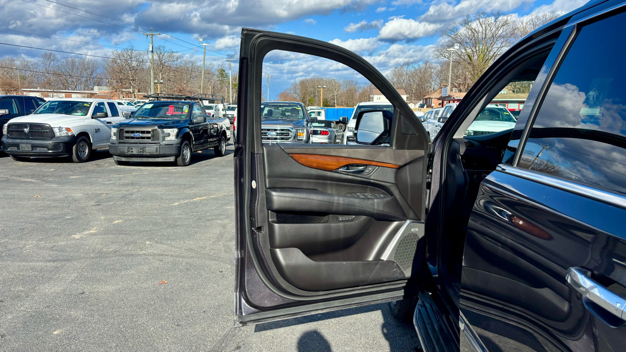Used 2017 Cadillac Escalade Luxury image 14