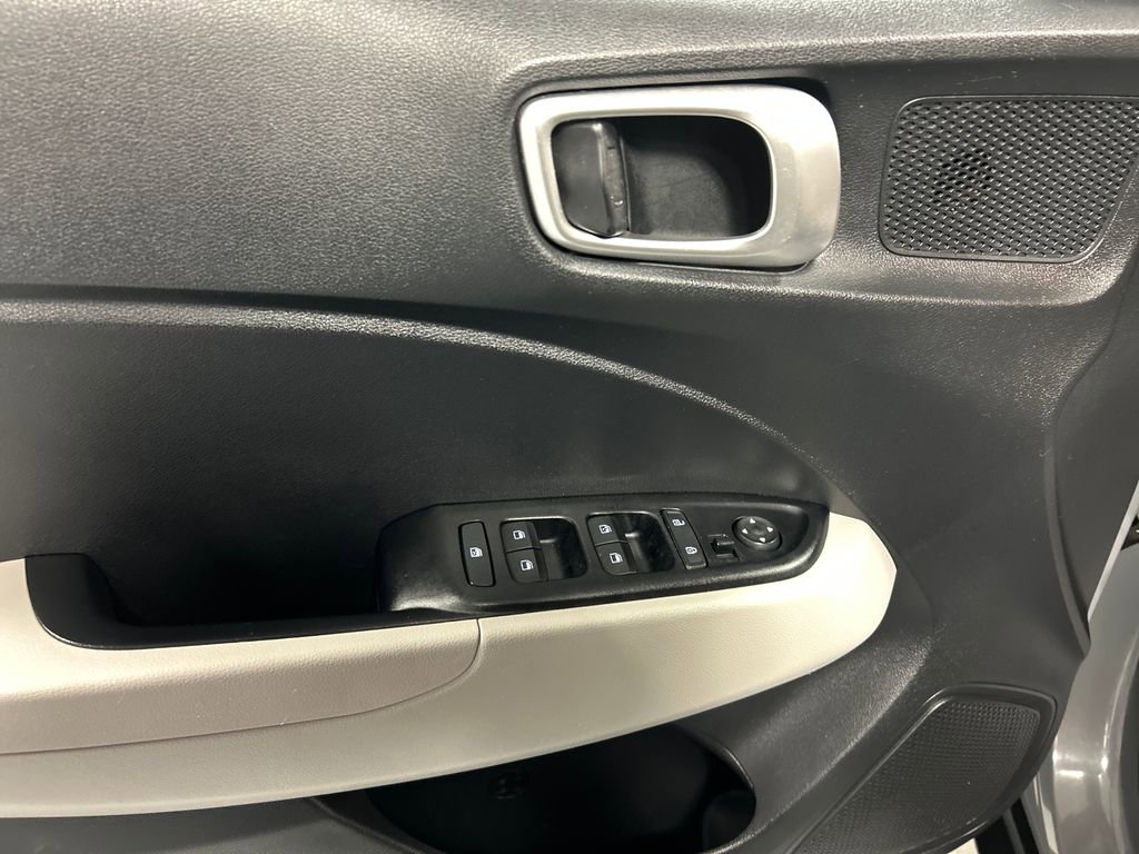 Used 2022 Hyundai Venue SEL FWD image 12