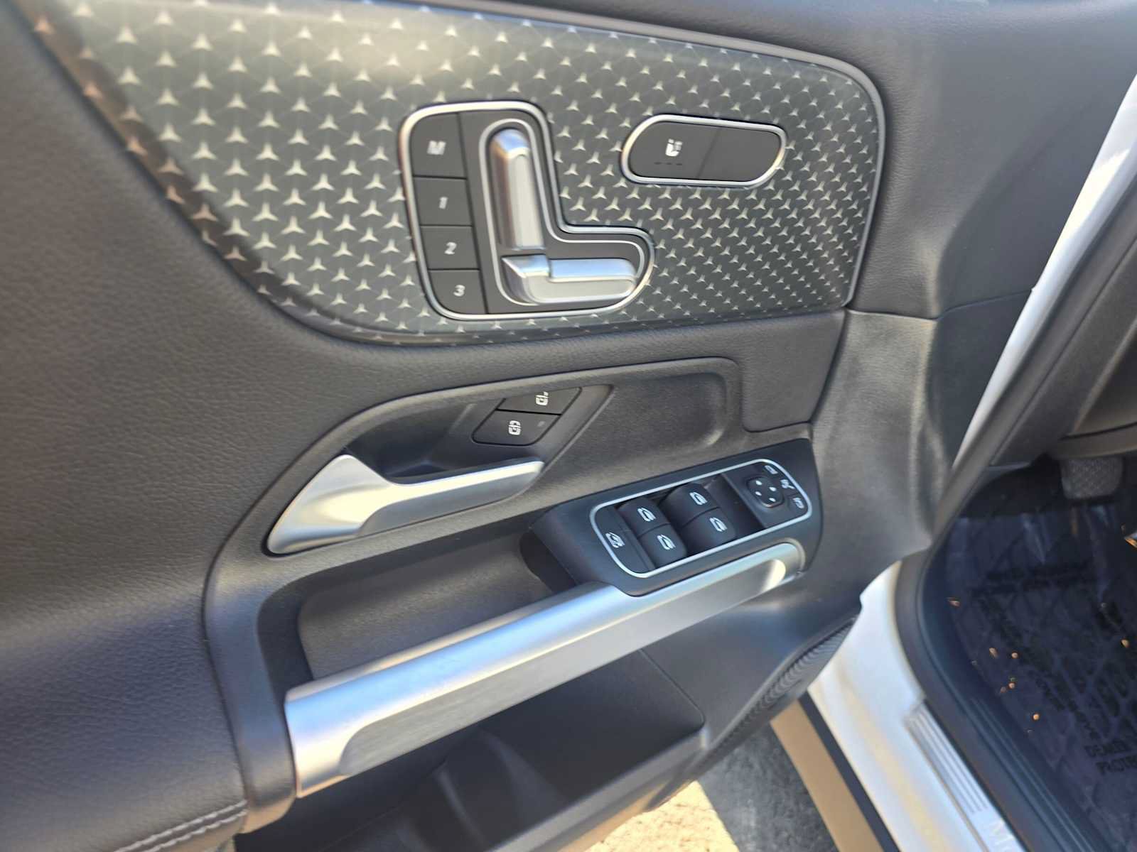Used 2024 Mercedes-Benz GLB 250 4MATIC image 21