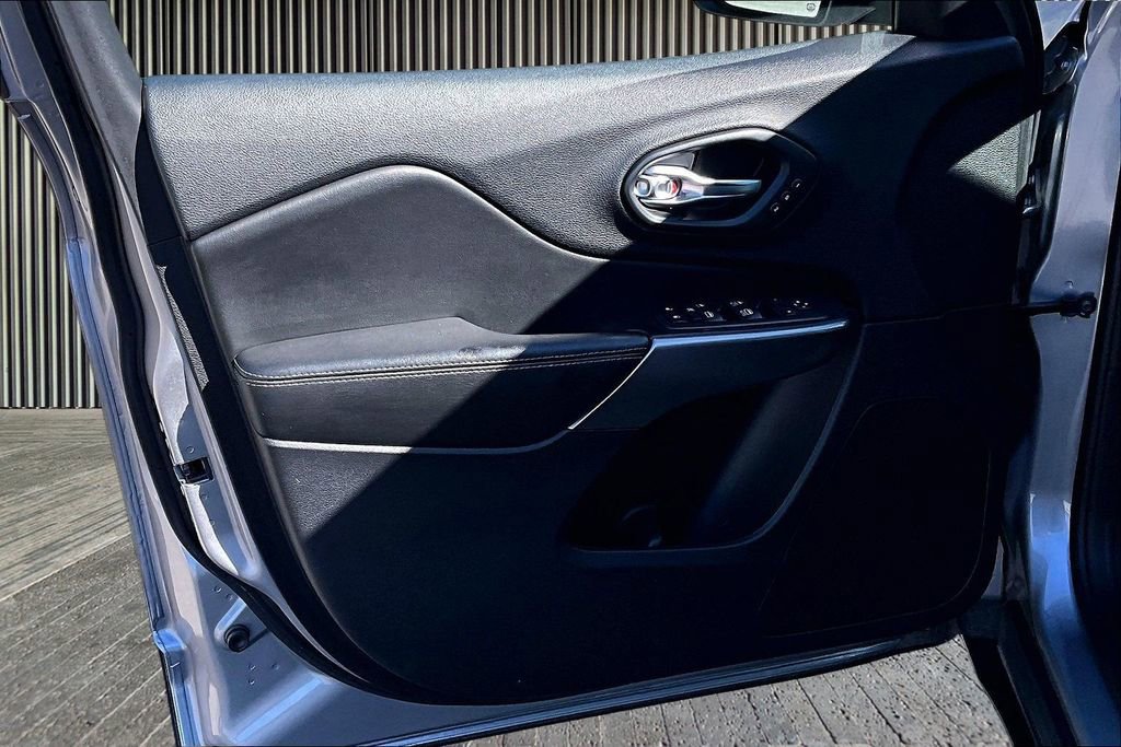 Used 2020 Jeep Cherokee Limited image 24