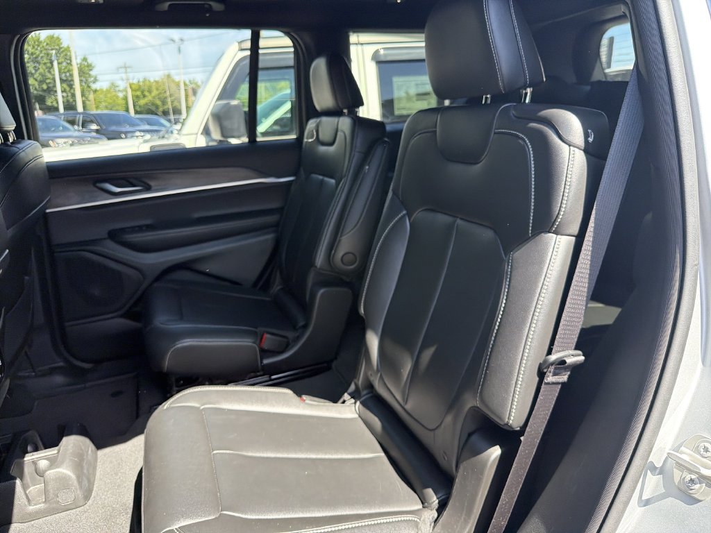 Used 2024 Jeep Grand Cherokee L Limited AWD/4WD image 12