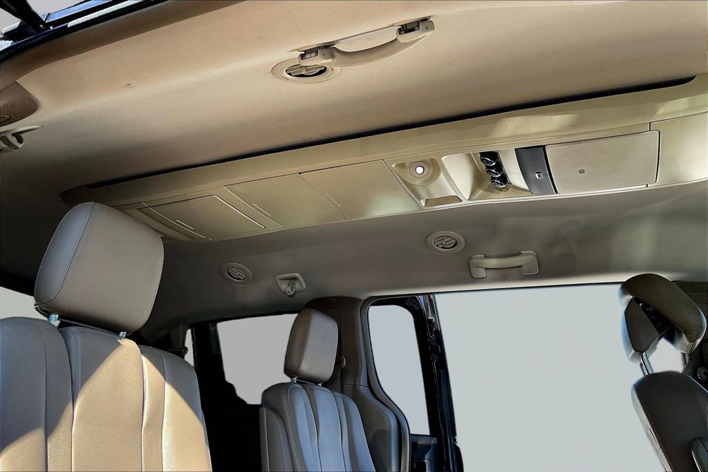 Used 2015 Chrysler Town & Country Touring FWD image 27