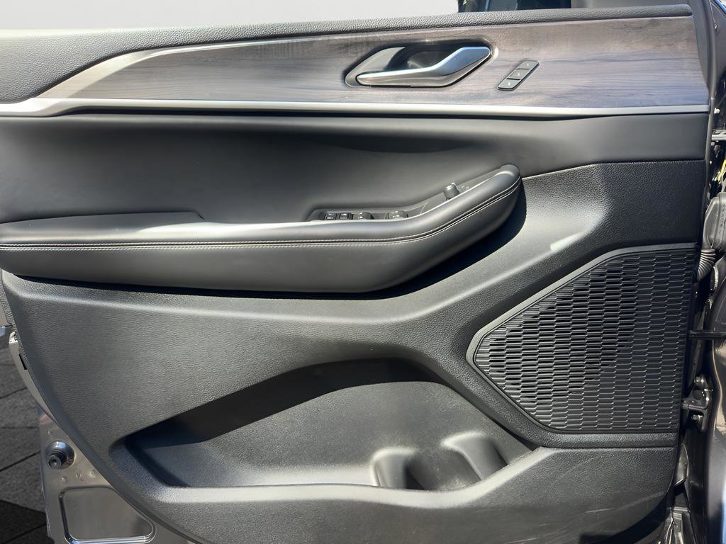 Used 2023 Jeep Grand Cherokee Limited w/ Black Appearance Package image 19