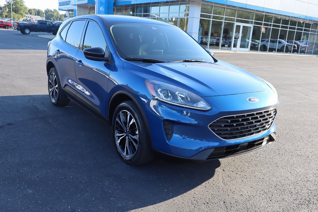 Used 2022 Ford Escape SE w/ SE Sport Appearance Package image 2