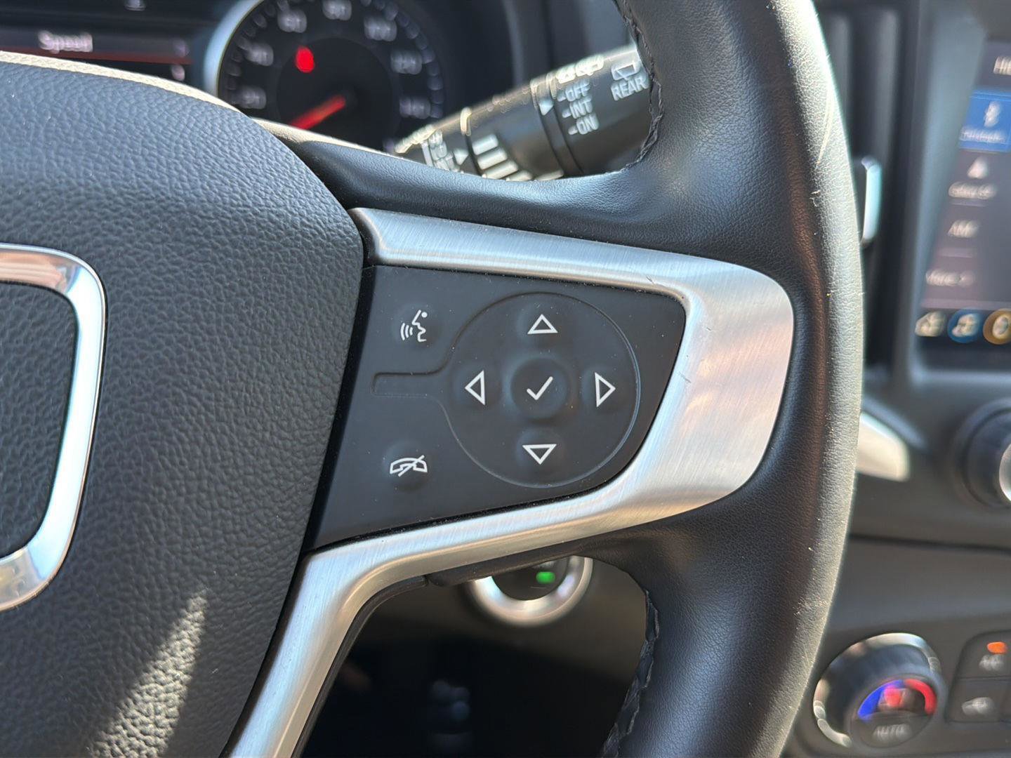 Used 2024 GMC Terrain SLT AWD/4WD image 19