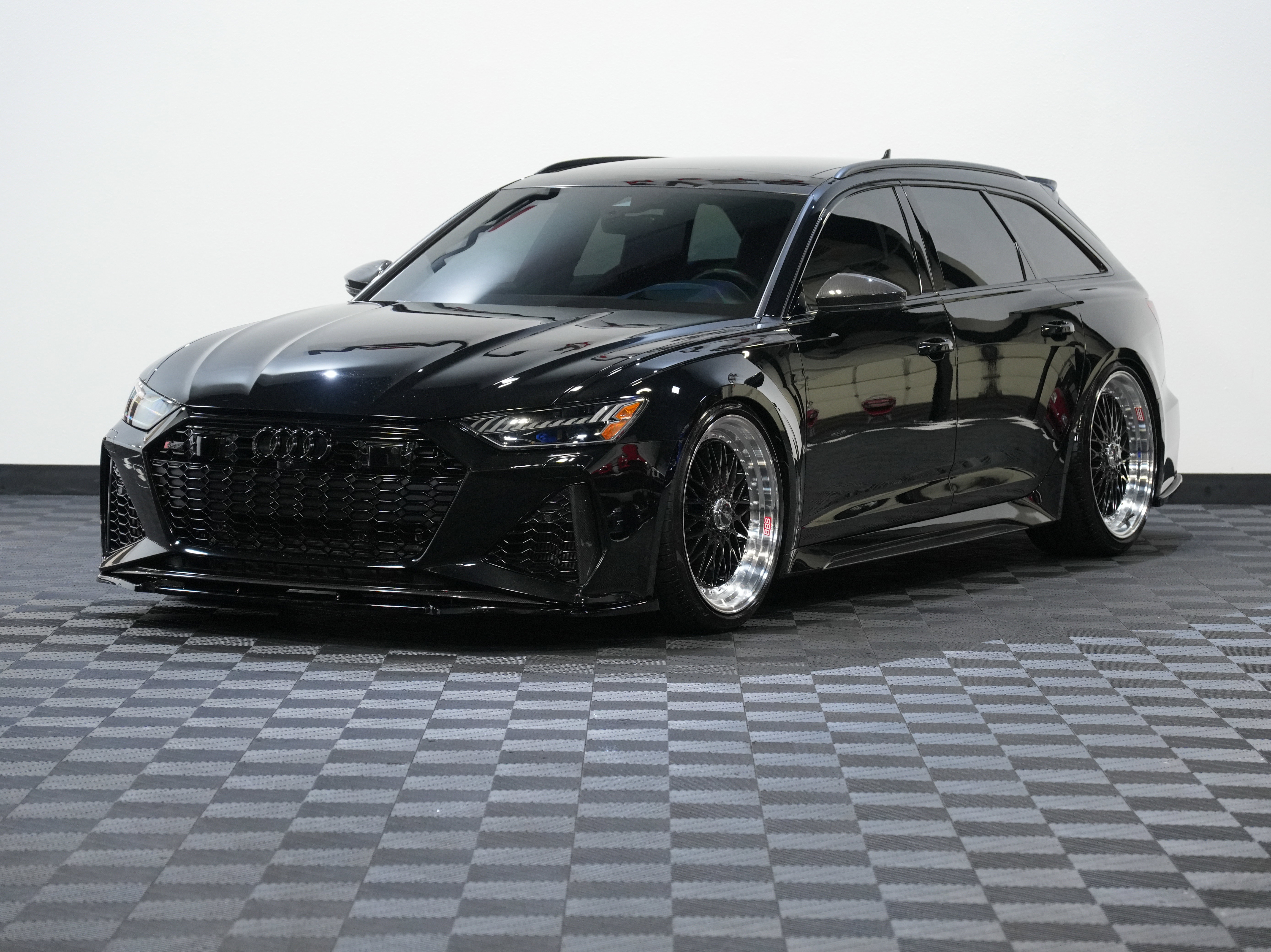 Used 2021 Audi RS 6 w/ Carbon Optic Package image 3