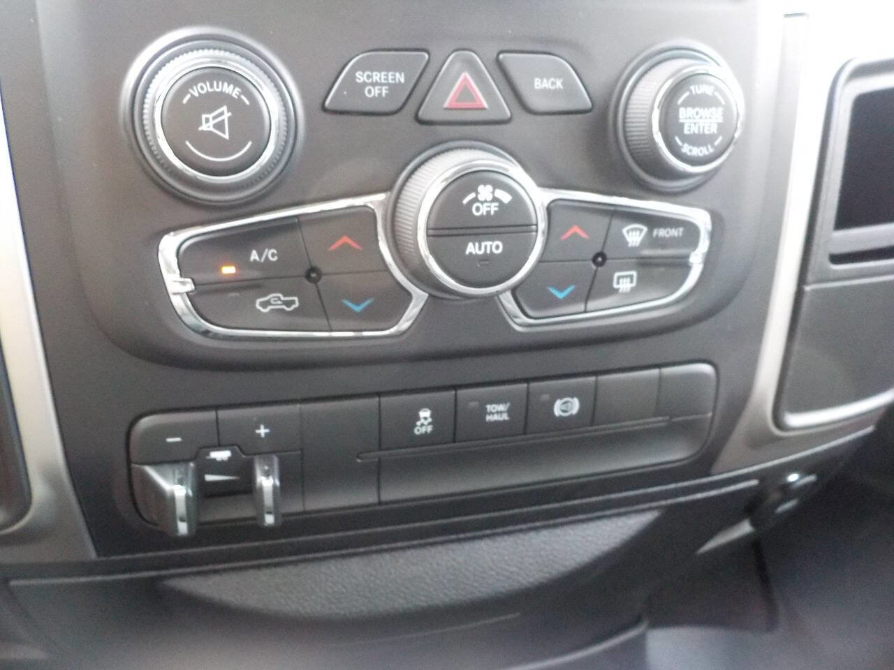 Used 2018 RAM 2500 SLT w/ Luxury Group AWD/4WD image 19