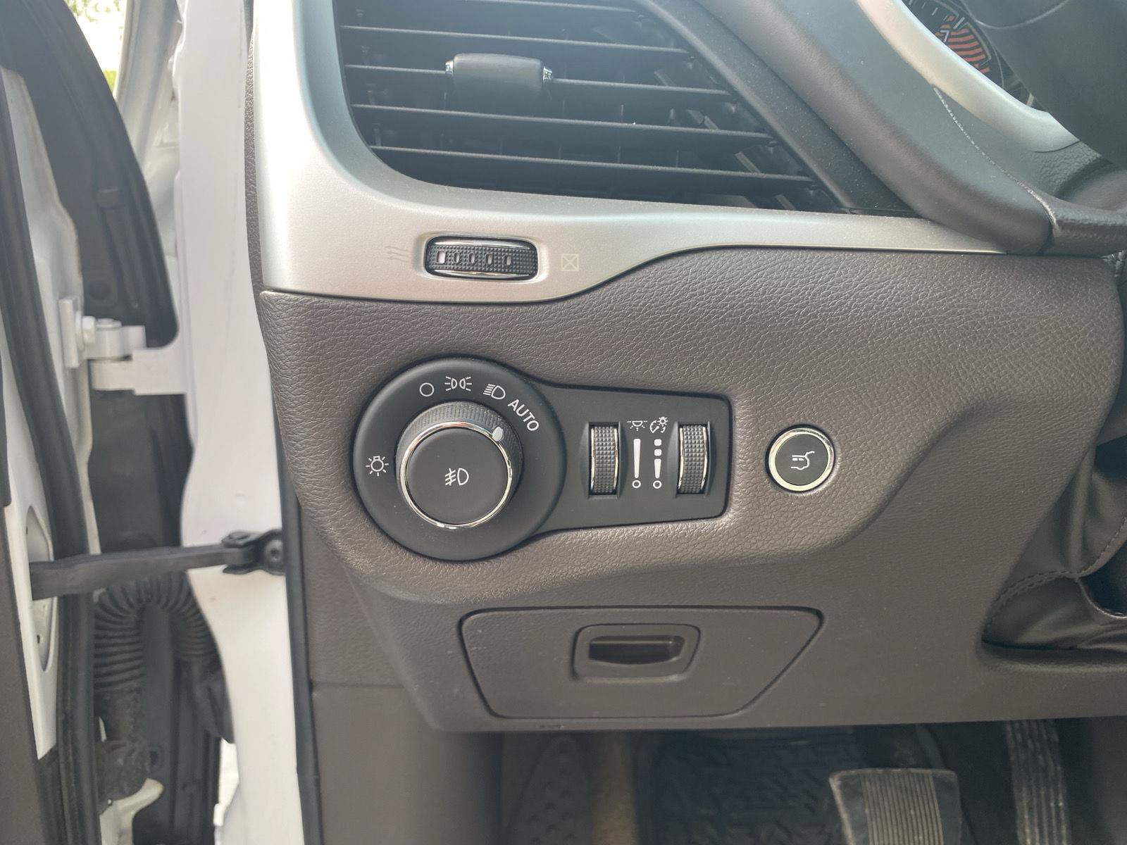 Used 2018 Jeep Cherokee Overland AWD/4WD image 17