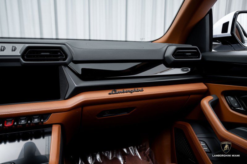 Used 2025 Lamborghini Urus SE image 36
