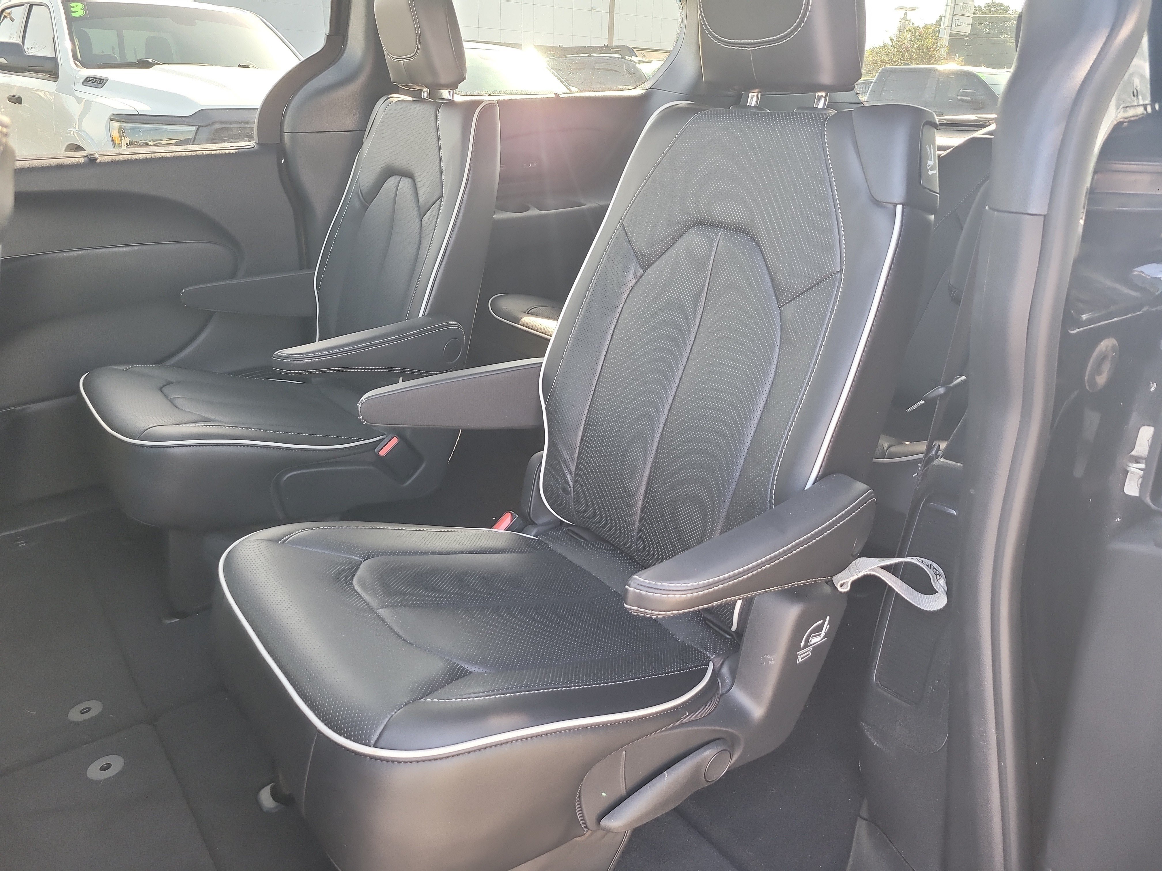 Used 2020 Chrysler Pacifica Limited w/ Advanced Safetytec Group FWD image 10