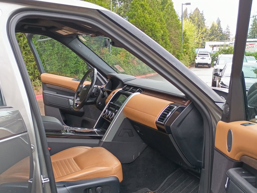 Used 2018 Land Rover Discovery HSE Luxury AWD/4WD image 19