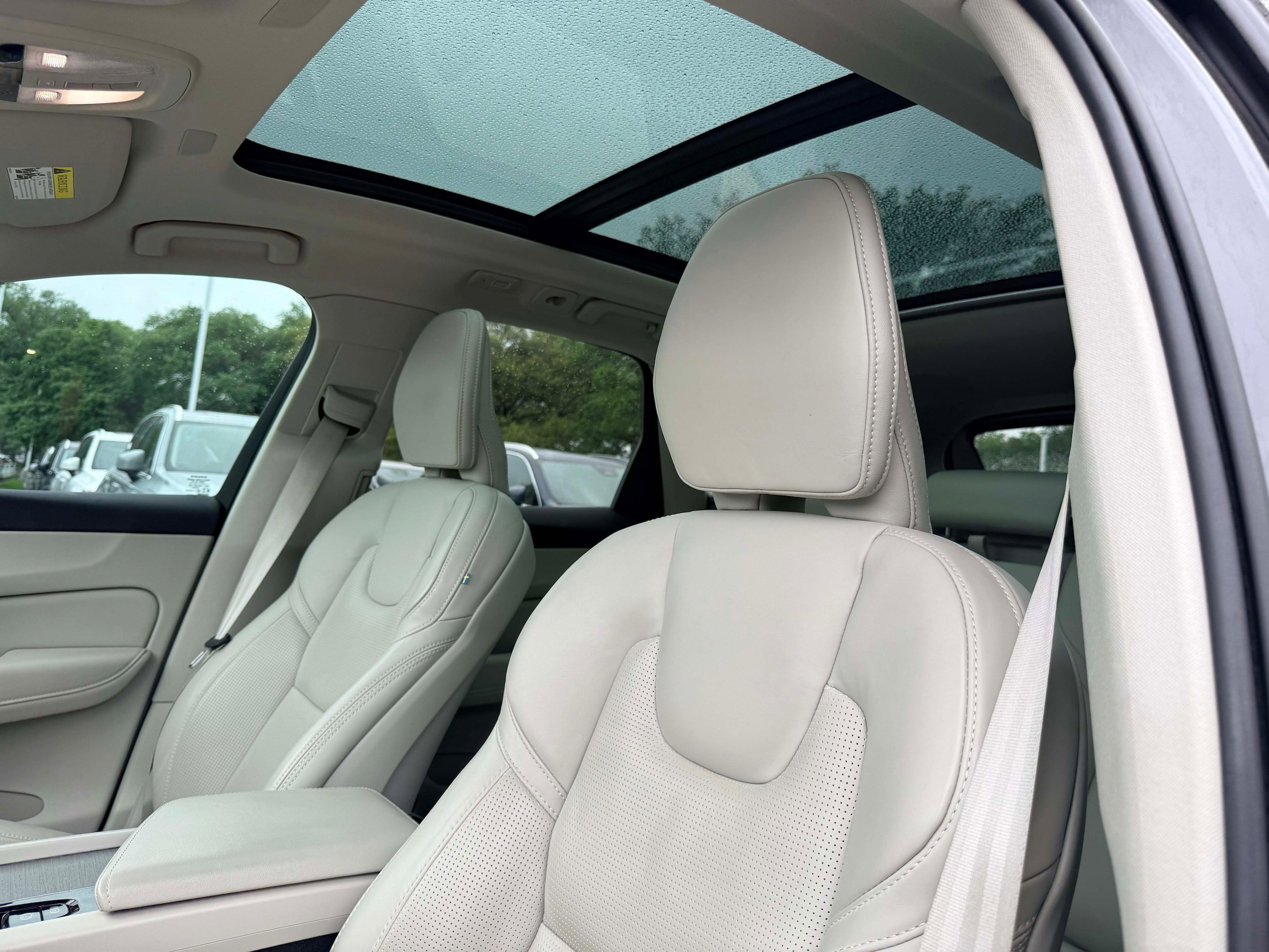 Certified 2023 Volvo XC60 B5 Ultimate w/ Protection Package Premier image 13