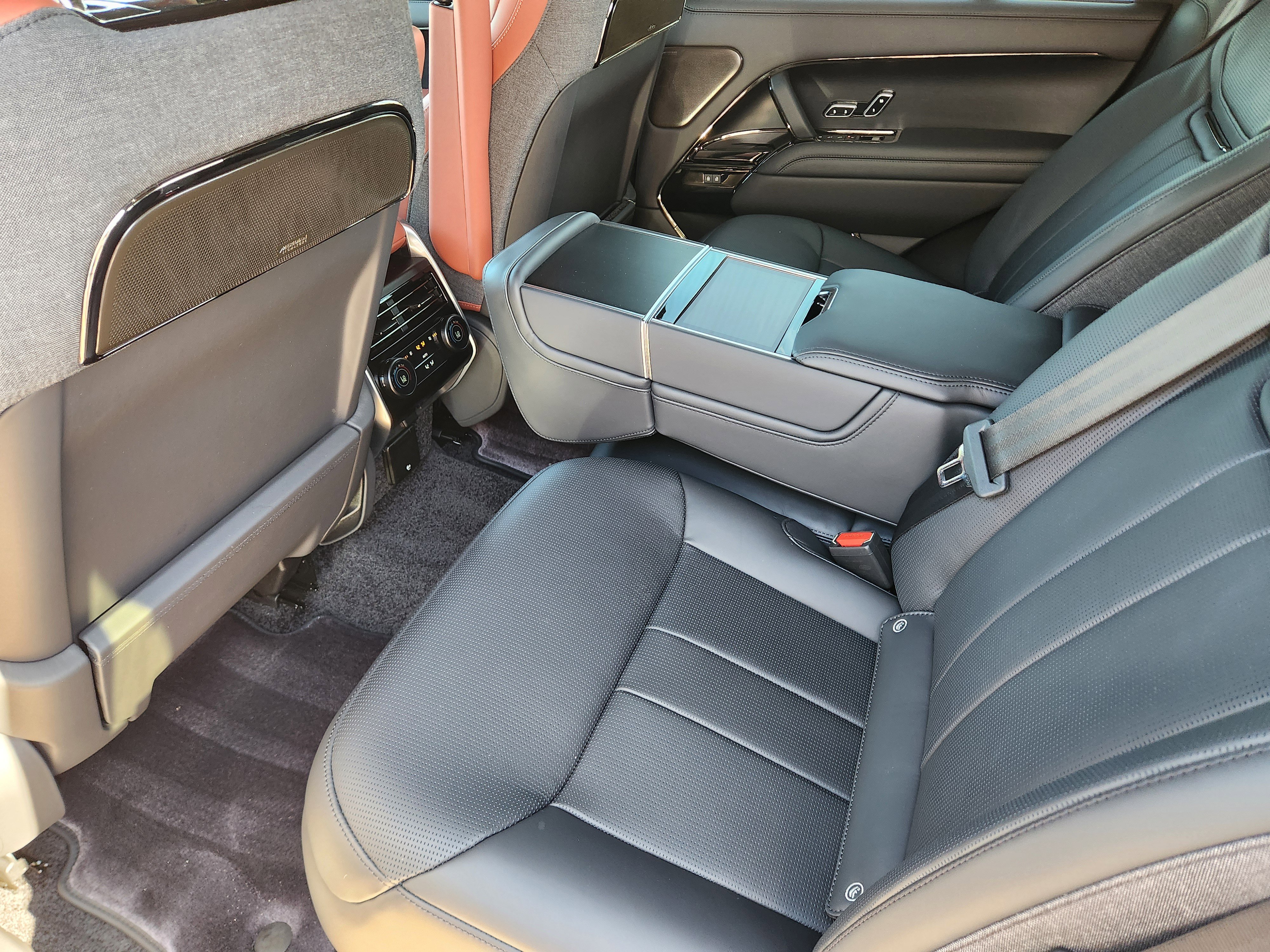 New 2025 Land Rover Range Rover SV image 32