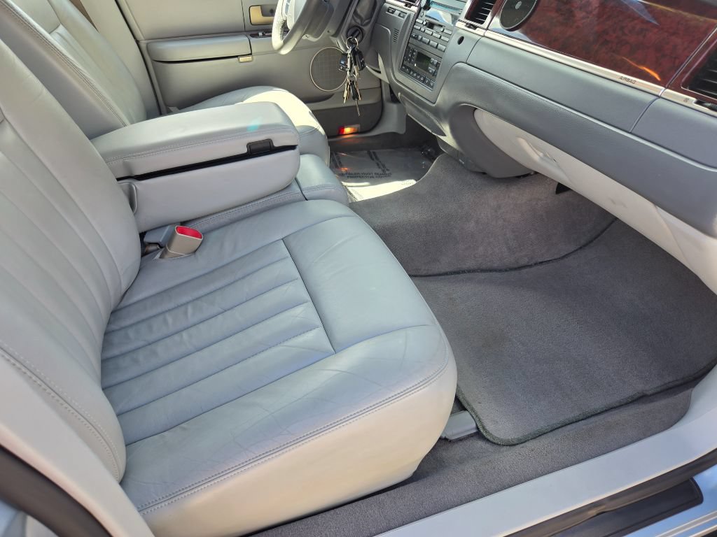 Used 2005 Lincoln Town Car Signature RWD image 39