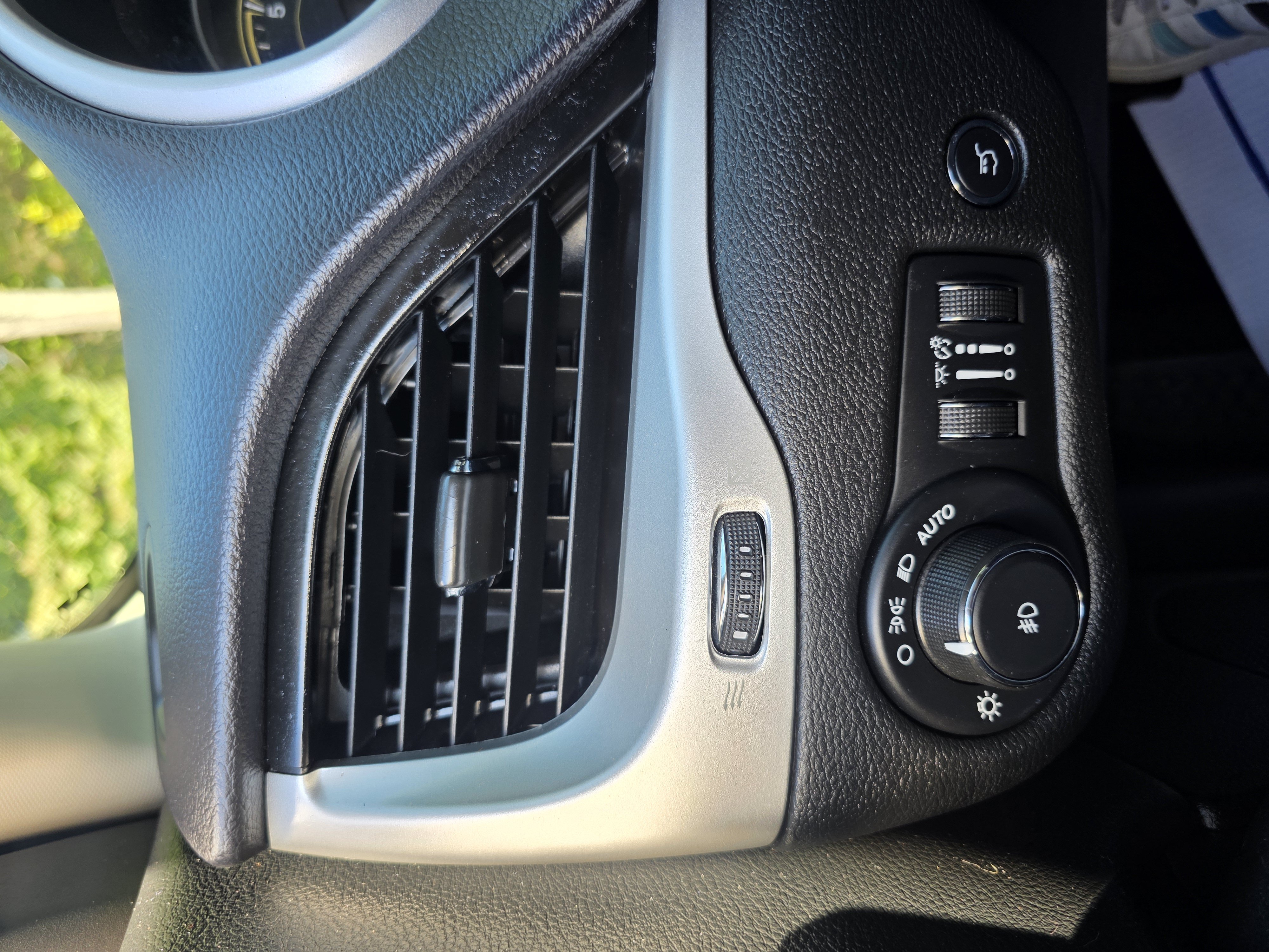 Used 2017 Jeep Cherokee Latitude w/ Comfort/Convenience Group FWD image 19